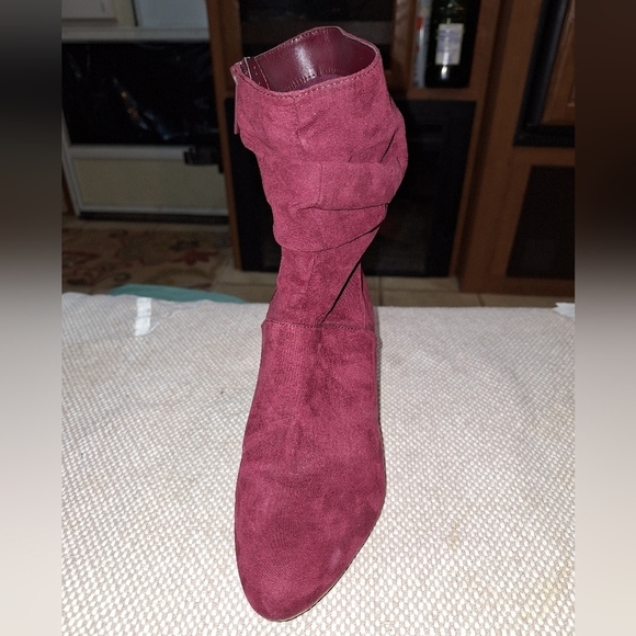 A pair of Kaari Blues Kensie burgundy booties in a ladies size 8.5. - Picture 5 of 12